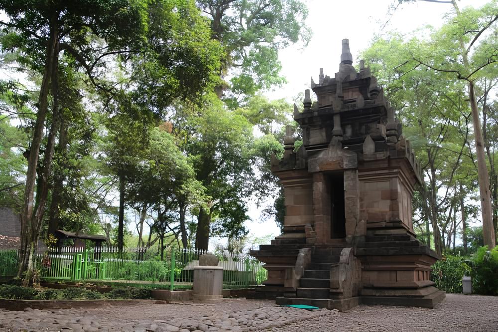 Candi Di Kampung adat Pulo